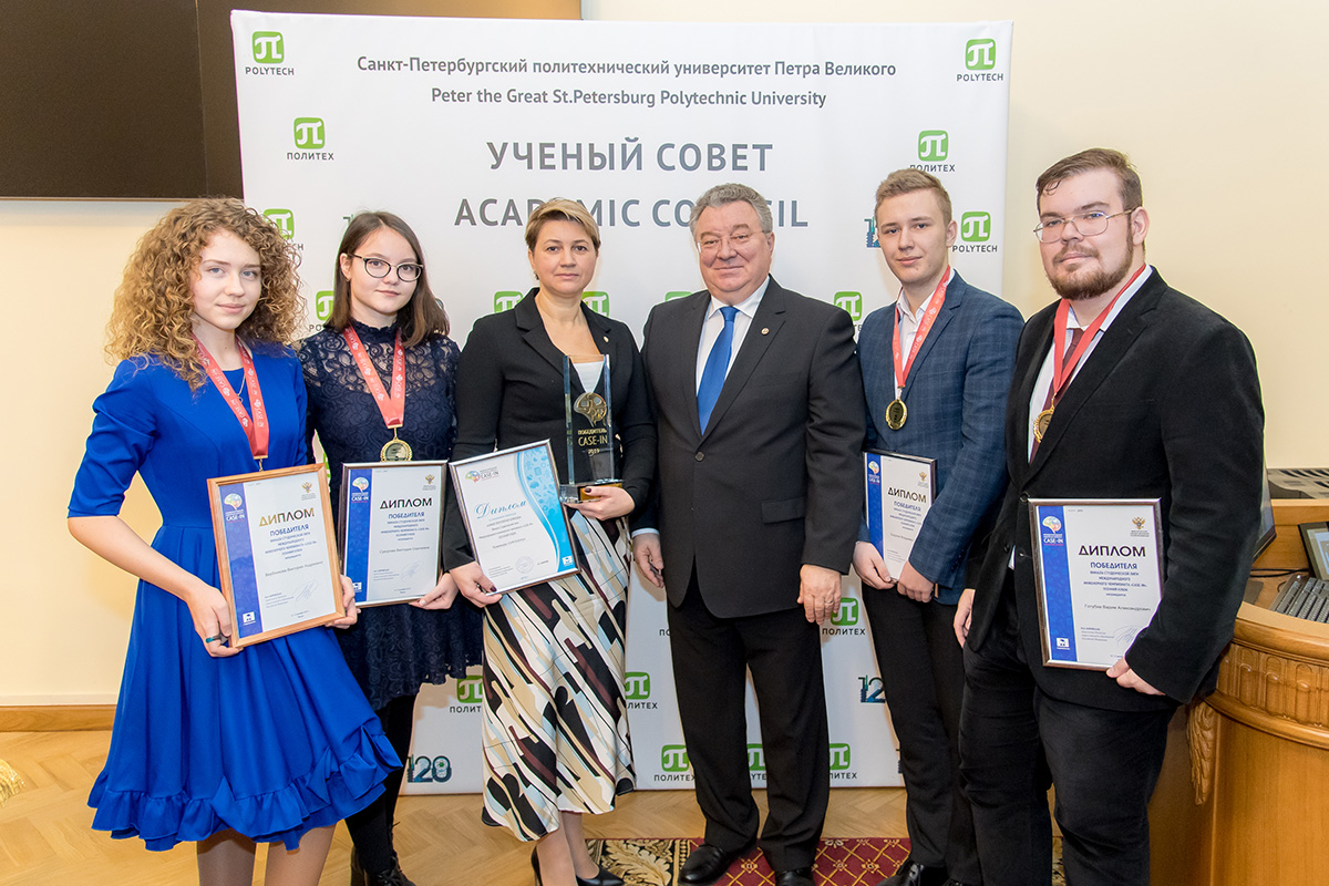 За победу в Международном инженерном чемпионате CASE-IN вручили награды команде студентов и их научному руководителю – доценту ИЭ Ольге Валентиновне НОВИКОВОЙ 