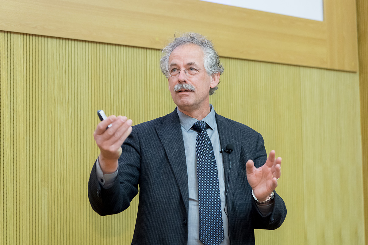 В Политехе прочитал лекцию президент Нидерландского физического общества профессор Рутенбек 
