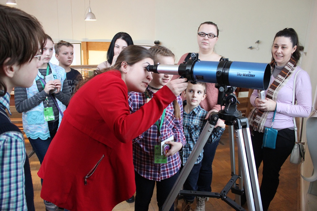 Лектор Мария Боруха научила детей пользоваться телескопом и показала, что можно разглядеть в него днем