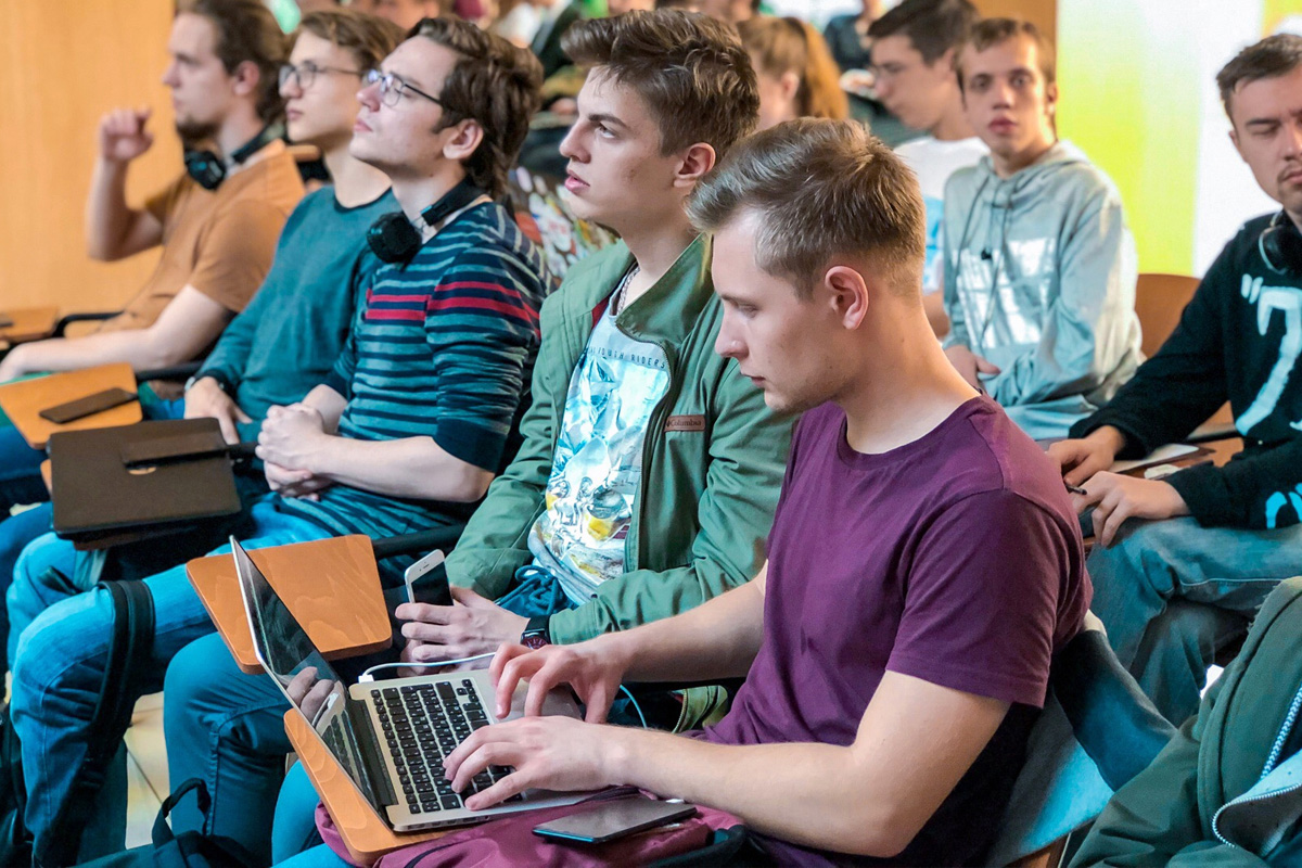 Более 100 желающих овладеть навыками программирования собрались в СПбПУ 