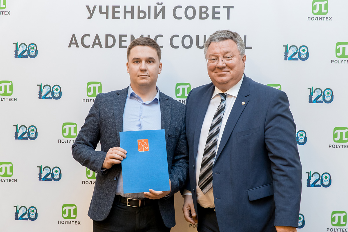 Благодарность Администрации Калининского района получил Артем Марюхта 