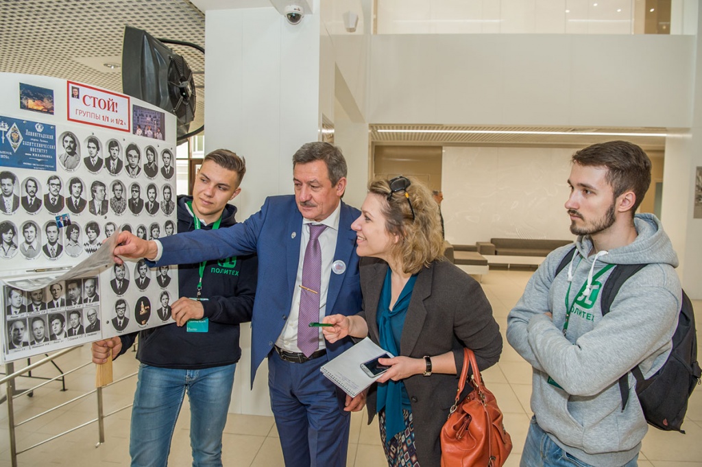 На фотопанно Г.А. Лубенец показал своих преподавателей и однокашников