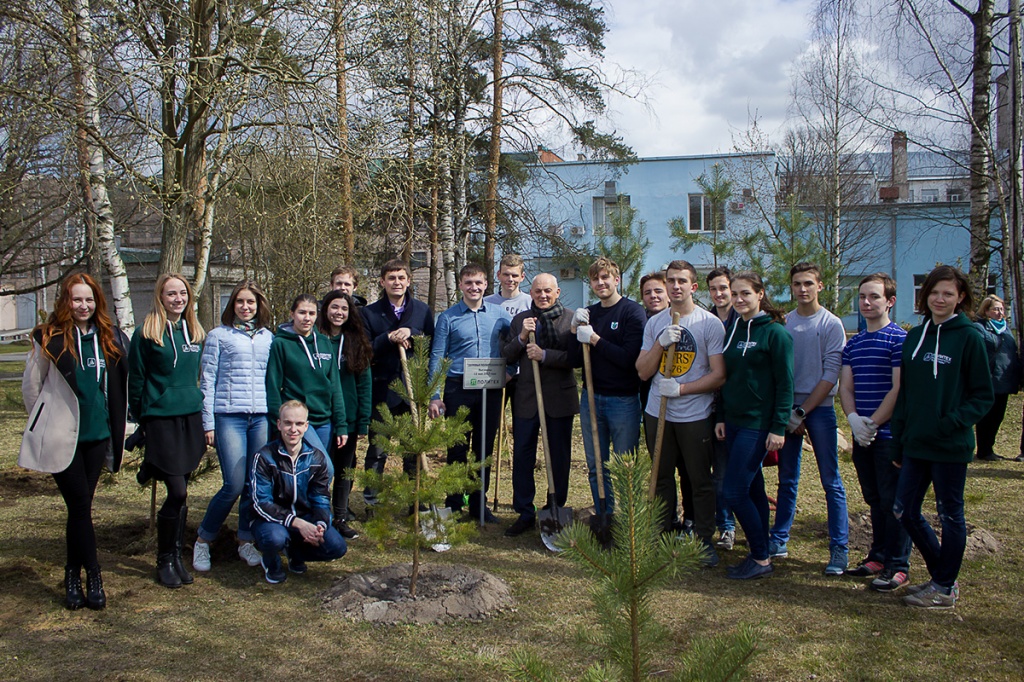В поддержку Всероссийского дня посадки леса адаптеры вместе с руководством СПбПУ высадили пять молодых сосен