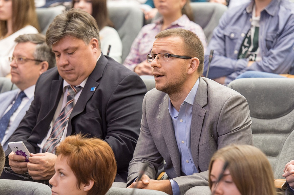 Павел Гончаров (на фото справа) задал министру вопрос о целевых показателях промышленности России