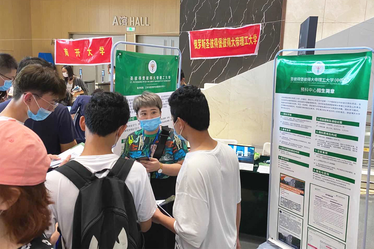 Китайские школьники и их родители посетили стенды Политеха на образовательных выставках в КНР 