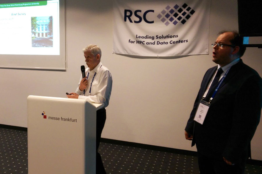 Директор СКЦ «Политехнический» В.С. Синепол во время презентации Суперкомпьютерного центра
