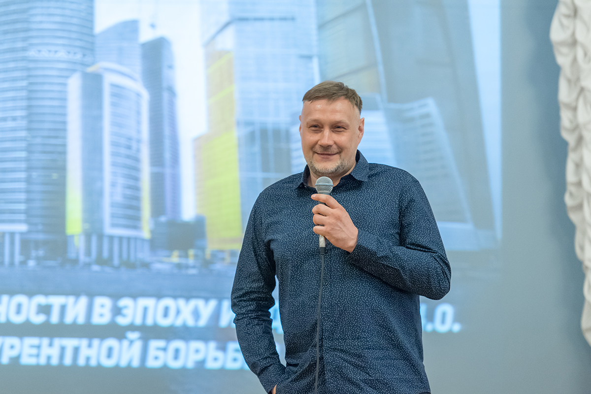 А. Ульянов в своем выступлении сделал акцент на важность гармоничного совмещения работы и семьи А. Ульянов в своем выступлении сделал акцент на важность гармоничного совмещения работы и семьи