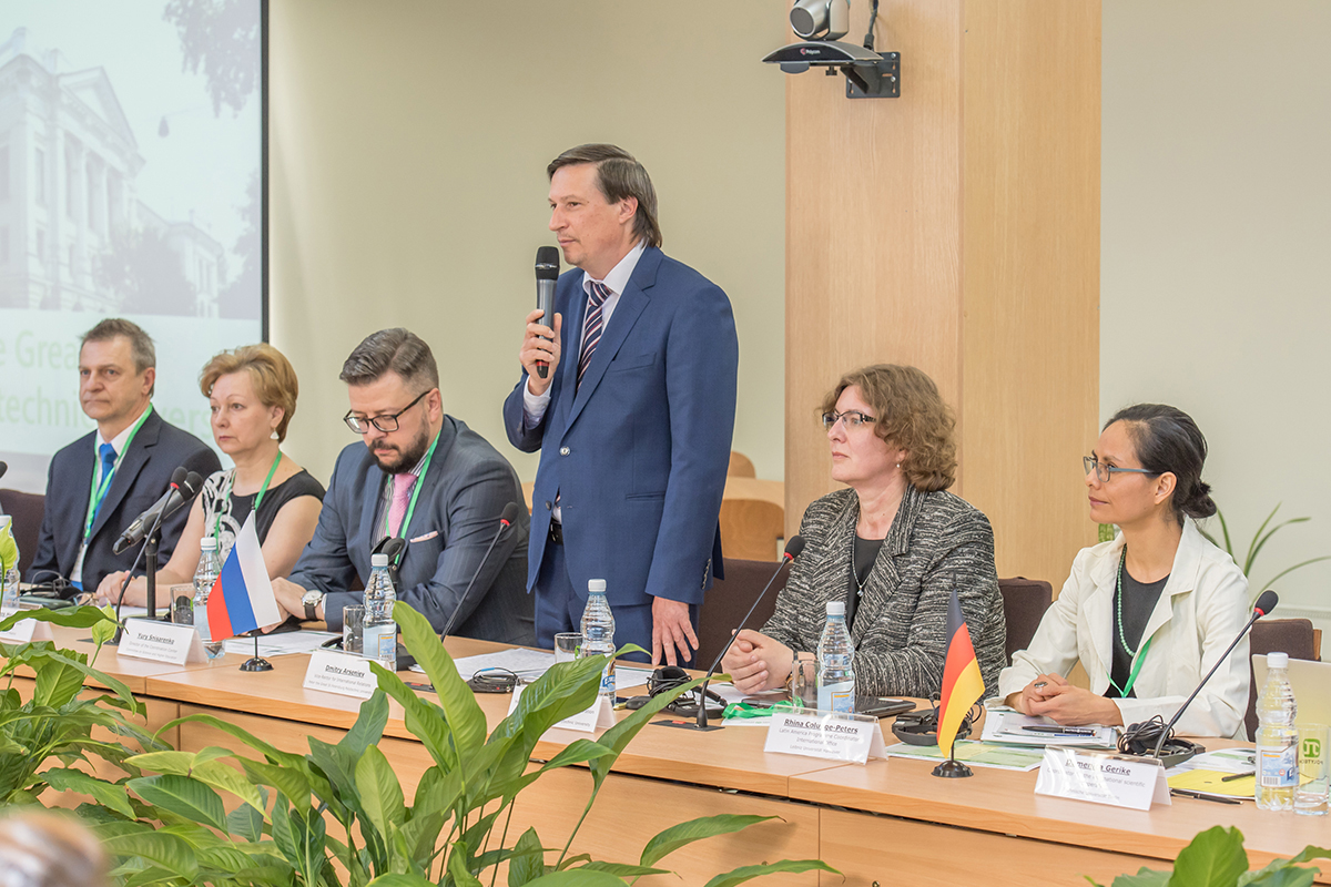 От имени университета гостей приветствовал проректор по международной деятельности СПбПУ Д.Г. АРСЕНЬЕВ От имени университета гостей приветствовал проректор по международной деятельности СПбПУ Д.Г. АРСЕНЬЕВ
