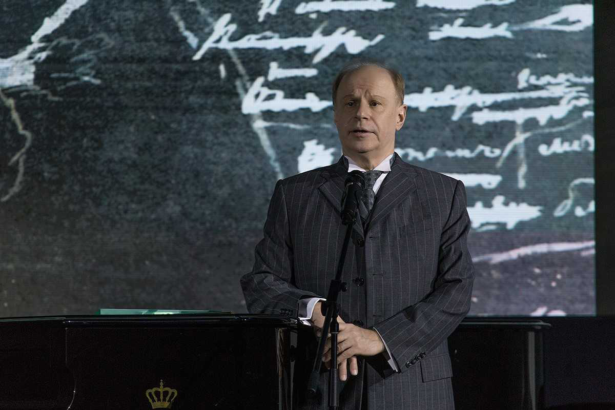 Артист МХТ им. Чехова Авангард ЛЕОНТЬЕВ исполнил на сцене Белого зала поэму Медный всадник Пушкина Артист МХТ им. Чехова Авангард ЛЕОНТЬЕВ исполнил на сцене Белого зала поэму Медный всадник Пушкина