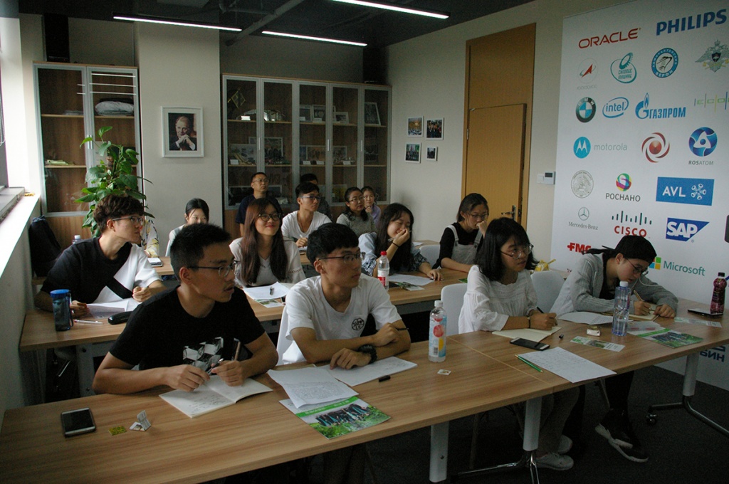 Китайским студентам провели занятие в Представительстве СПбПУ 