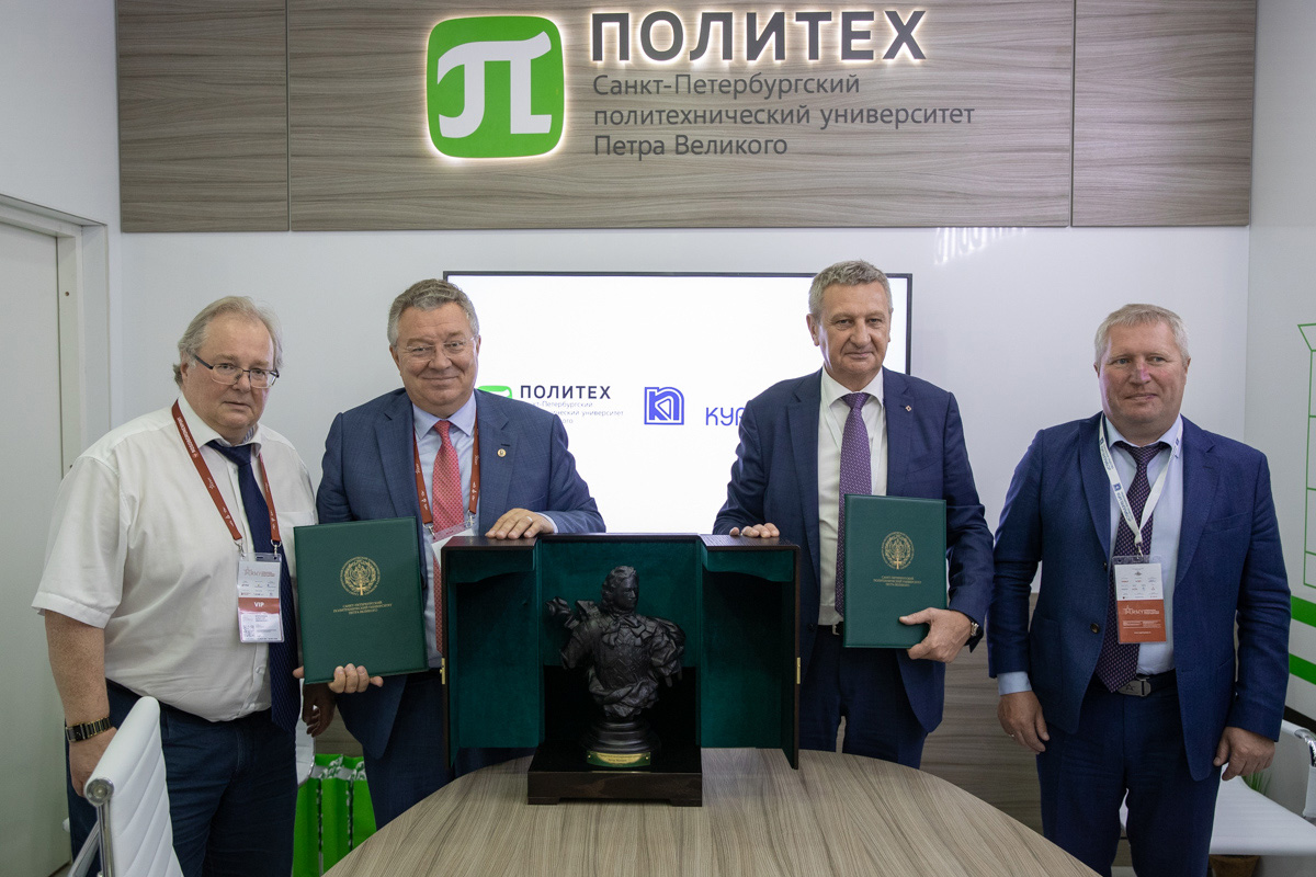 Слева направо: проректор по перспективным проектам СПбПУ Алексей Боровков, ректор СПбПУ Андрей Рудской, председатель совета директоров АО «НПО Курганприбор» Сергей МУРАТОВ, генеральный директор НПО «Курганприбор» Федор КОЛОСОВНИКОВ 