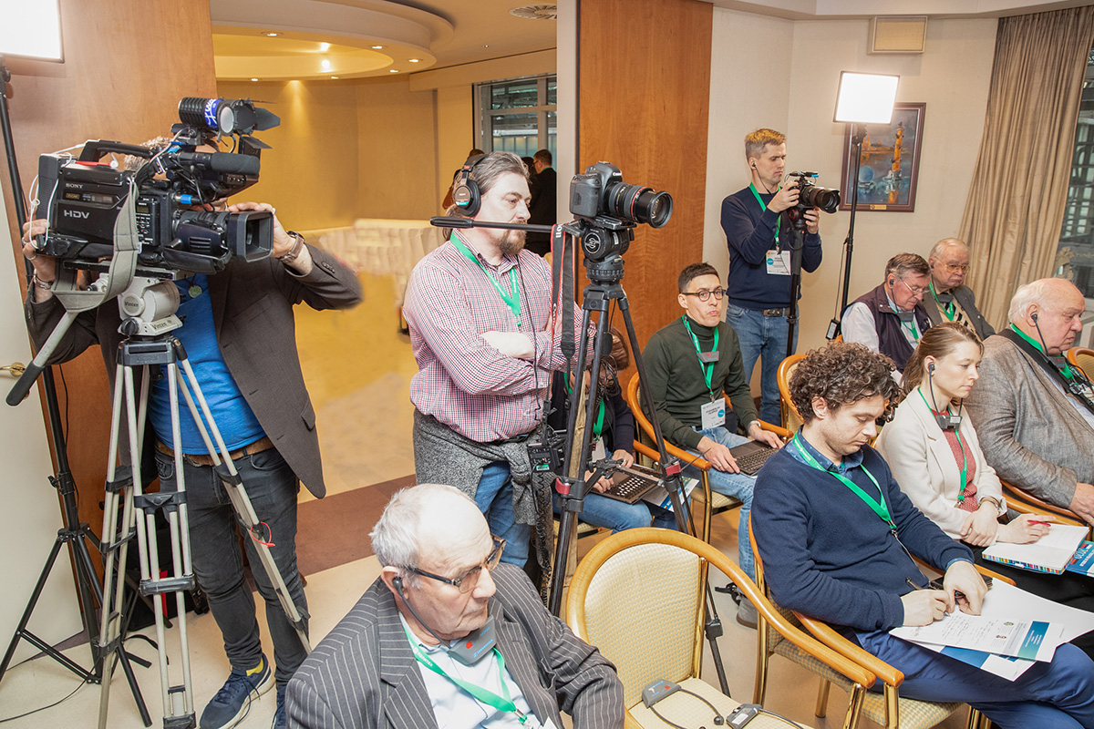 Огромный интерес СМИ к форуму показала пресс-конференция 