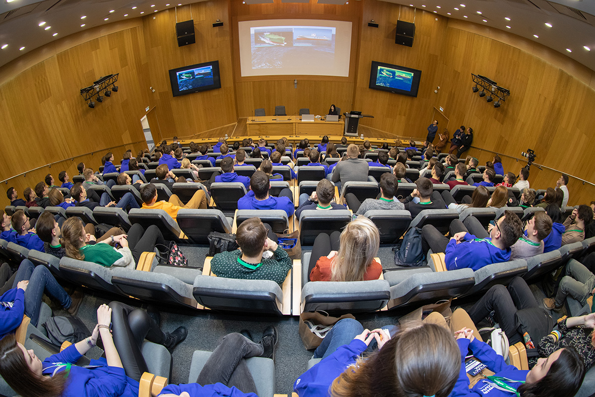 Перед участниками школы выступили представители промышленных компаний