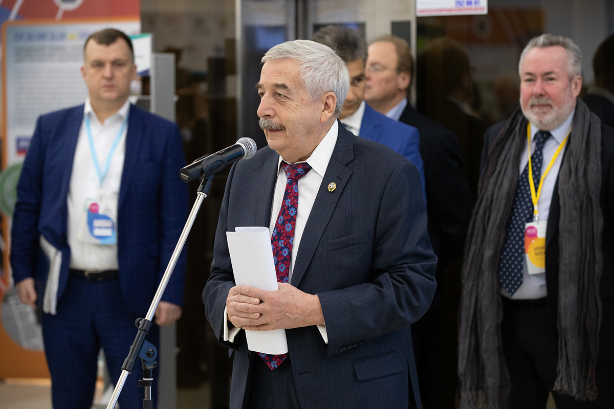 Руководитель административного аппарата ректора СПбПУ В.В. ГЛУХОВ пожелал участникам продуктивной работы