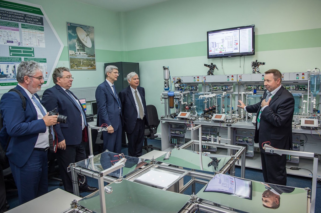 Директор НТК Математическое моделирование и интеллектуальные системы управления В.П. Шкодырев знакомит гостей с оборудованием лабораторий Директор НТК Математическое моделирование и интеллектуальные системы управления В.П. Шкодырев знакомит гостей с оборудованием лабораторий