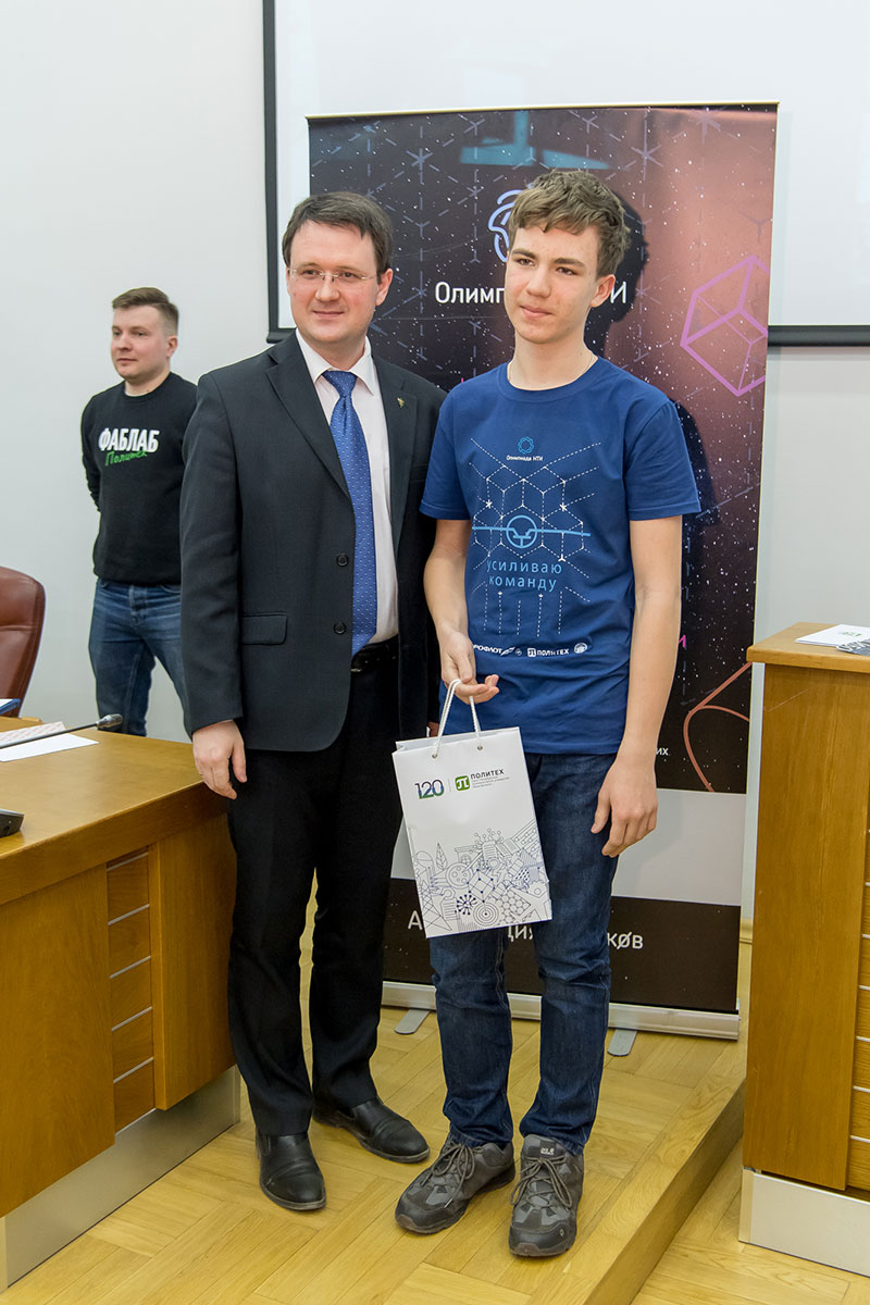 Победителей поздравил директор проектного офиса СПбПУ Проекта 5-100 Валерий ЛЕВЕНЦОВ 