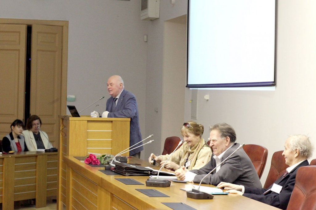 Президиум конференции слева направо В.Н. Козлов, В.Н. Волкова, Ю.С. Васильев, М.Б. Игнатьев