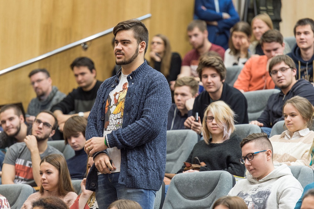 После лекции Д.В. Мантуров ответил на вопросы студентов