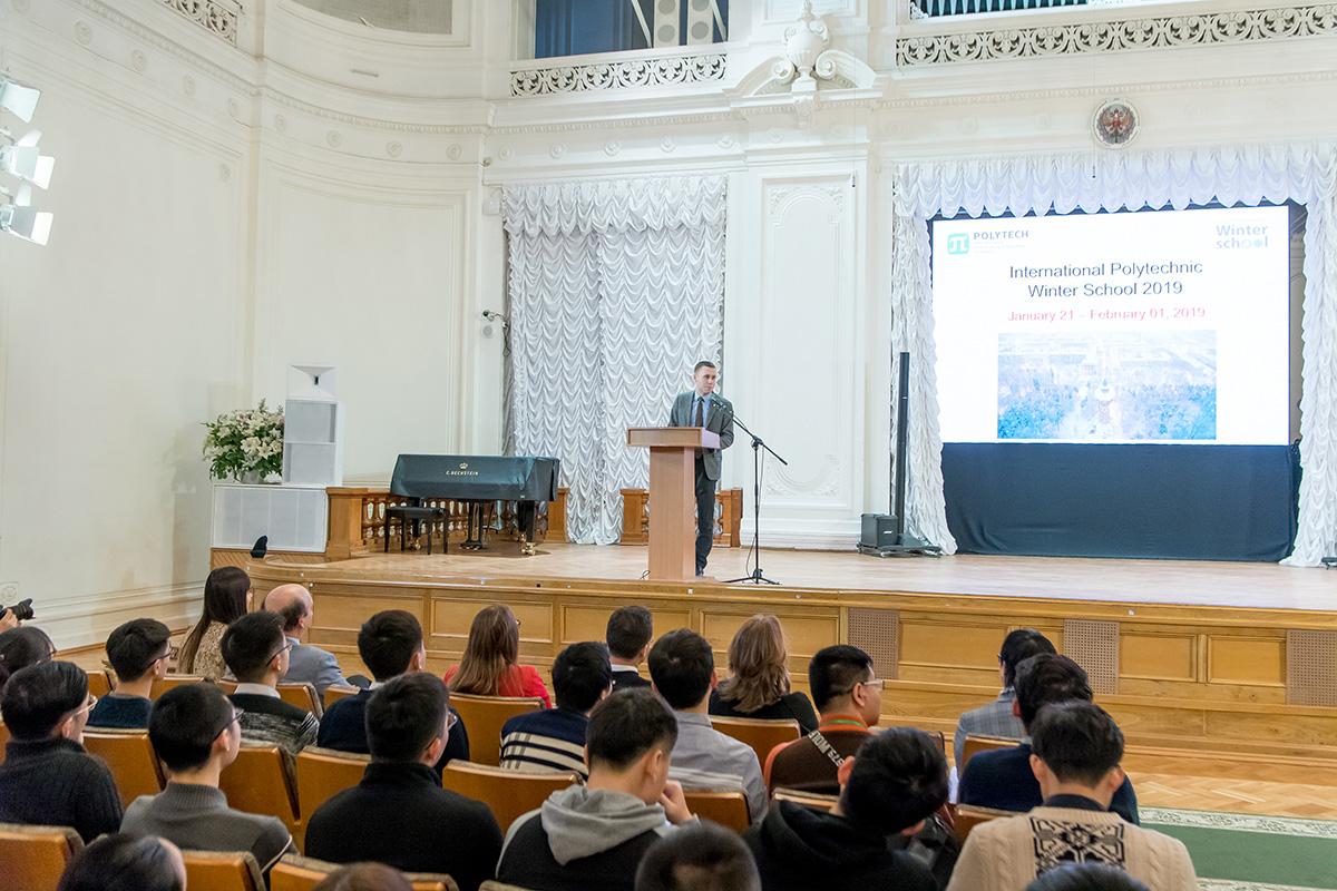 Студентов Международной политехнической зимней школы приветствовал проректор по делам молодежи М.А. Пашоликов 