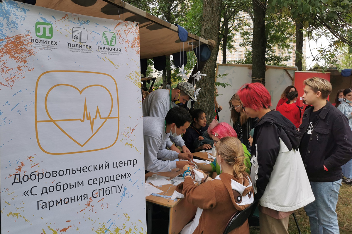 Волонтерство – одно из самых популярных молодежных направлений сегодня Волонтерство – одно из самых популярных молодежных направлений сегодня