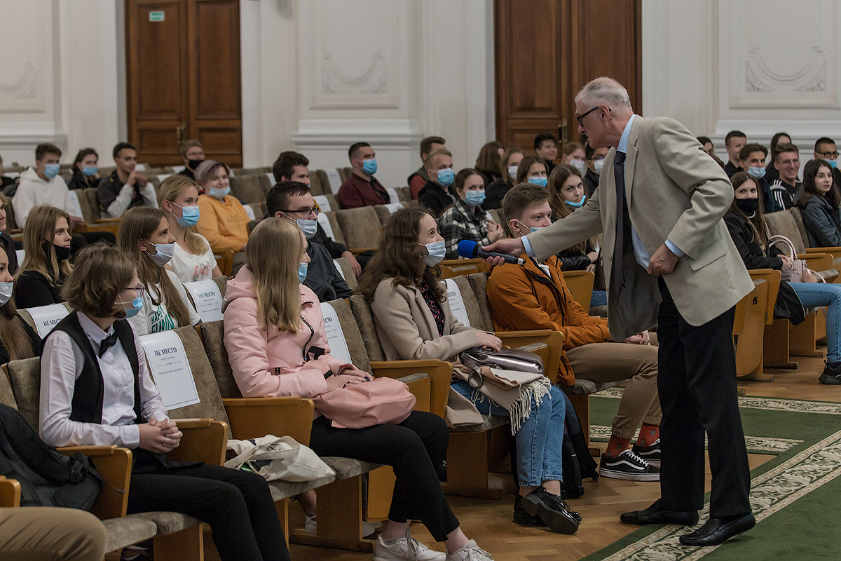 Профессор Санкт-Петербургской государственной консерватории им. Н. А. Римского-Корсакова Игорь Рогалев общается со студентами Профессор Санкт-Петербургской государственной консерватории им. Н. А. Римского-Корсакова Игорь Рогалев общается со студентами