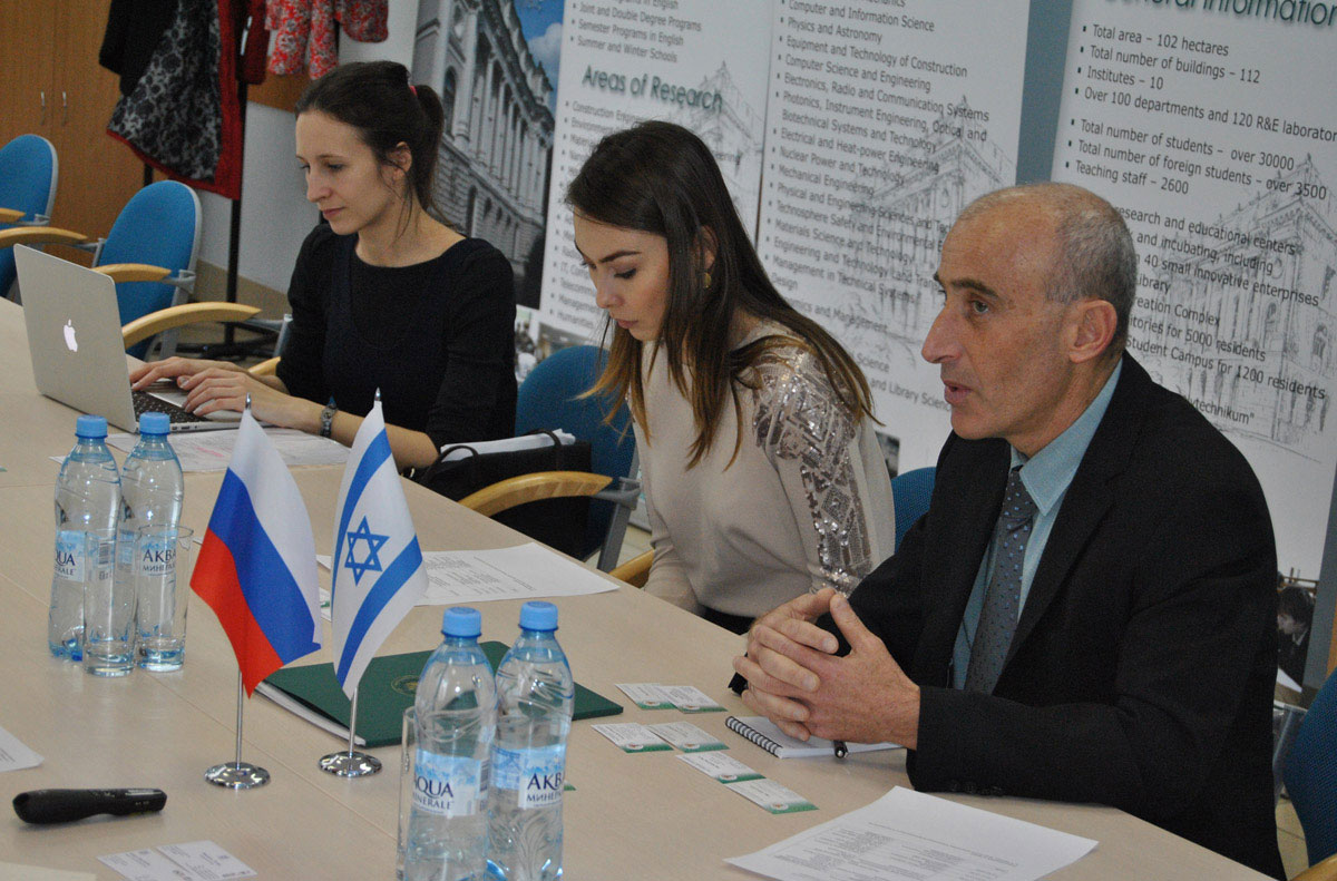 Генеральный консул Израиля в Санкт-Петербурге Михаэль Лотем (крайний справа)