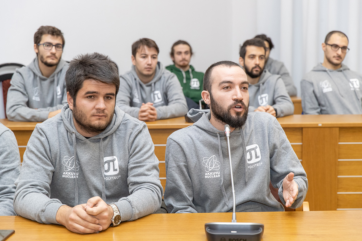 Студенты активно задавали вопросы Студенты активно задавали вопросы