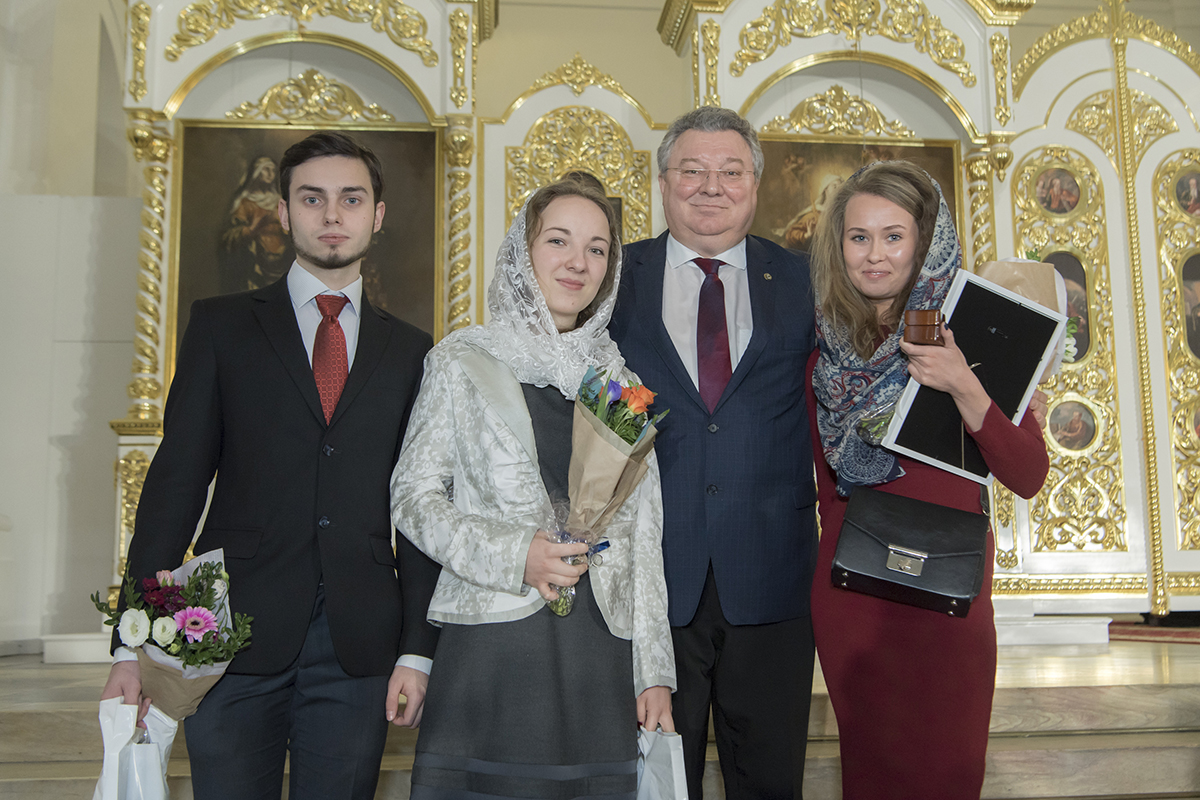 Награжденные молодежной степенью знака святой Татианы студенты СПбПУ с ректором 