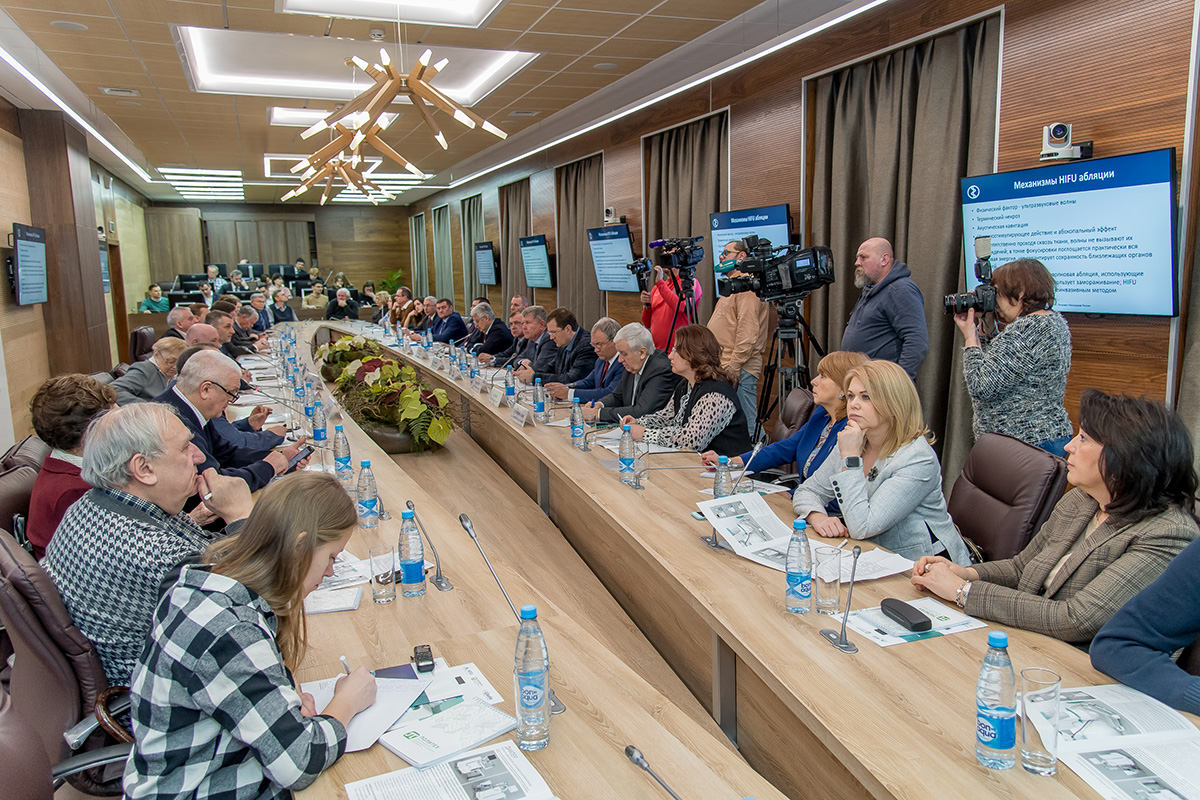 Медицинская общественность и представители СМИ узнали принцип действия первого российского аппарата для лечения рака ультразвуком 