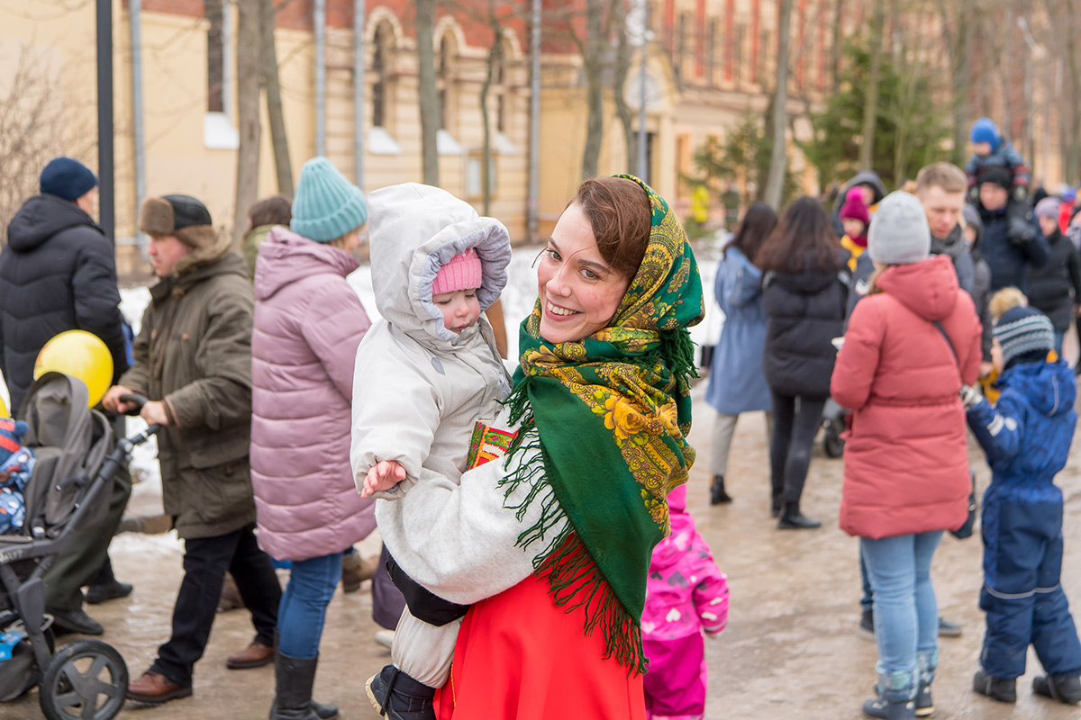 На входе гостей встречали актеры из Студенческого театра Политеха 