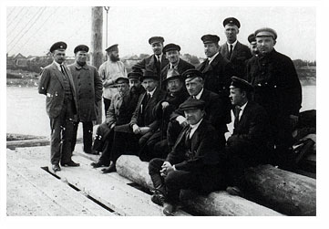 Г.О. Графтио и М.А. Шателен в группе участников проектирования и строительства Волховской ГЭС1920-е