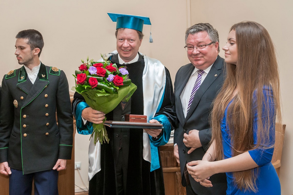 Церемония вручения мантии и диплома «Почетный доктор СПбПУ» ректору Университета Штутгарта профессору Вольфраму Ресселю