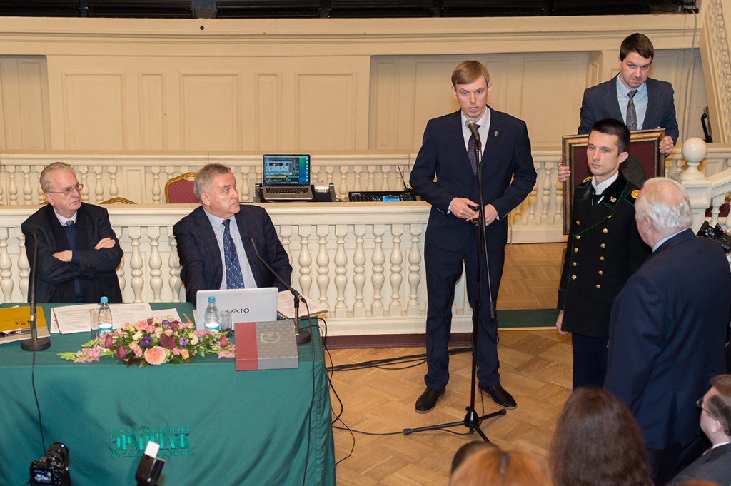 Президенту СПбПУ, академику РАН М.П. Федорову выпускники Политеха преподнесли медаль, посвященную взятию Кехсгольма, ныне Приозерска, в 1710 году Президенту СПбПУ, академику РАН М.П. Федорову выпускники Политеха преподнесли медаль, посвященную взятию Кехсгольма, ныне Приозерска, в 1710 году