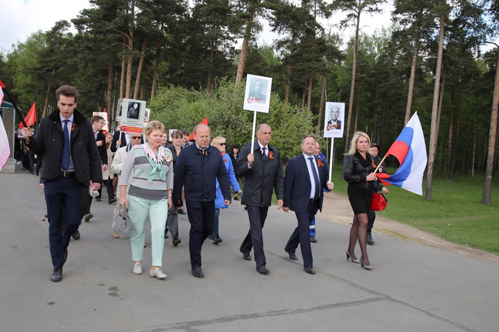 Депутат Законодательного Собрания Санкт-Петербурга А.В. Дроздов и представители МО Академическое во главе с И.Г. Пыжиком прошли в колонне с портретами своих родственников