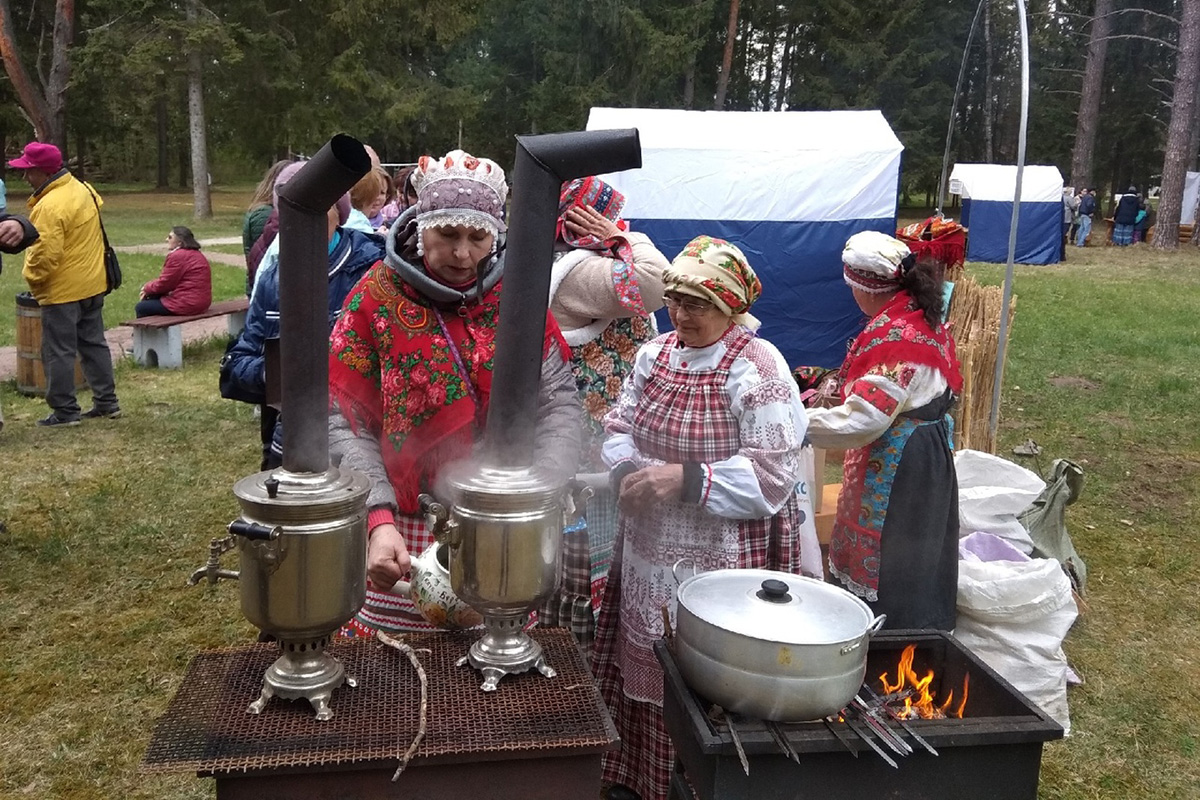 Гостей научили готовить и угостили настоящими русскими чаями из трав 