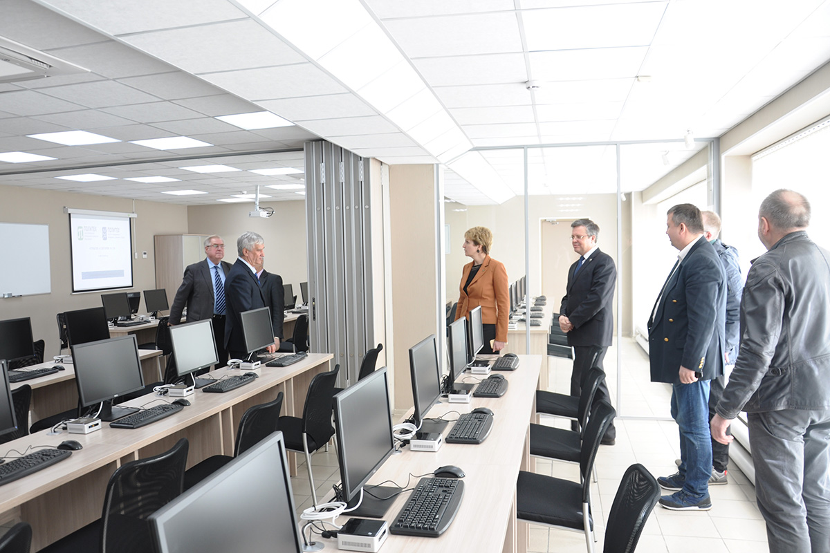 Проректоры и директора институтов осмотрел аудиторию Проректоры и директора институтов осмотрел аудиторию