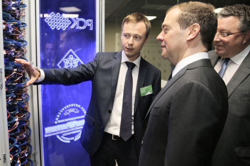 В завершение экскурсии глава Правительства ознакомился с Суперкомпьютерным центром СПбПУ
