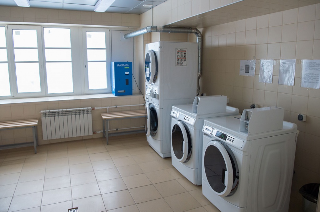 Иногородние студенты, проживающие в общежитиях, всего за 70 рублей могут постирать и высушить свою одежду в прачечных самообслуживания