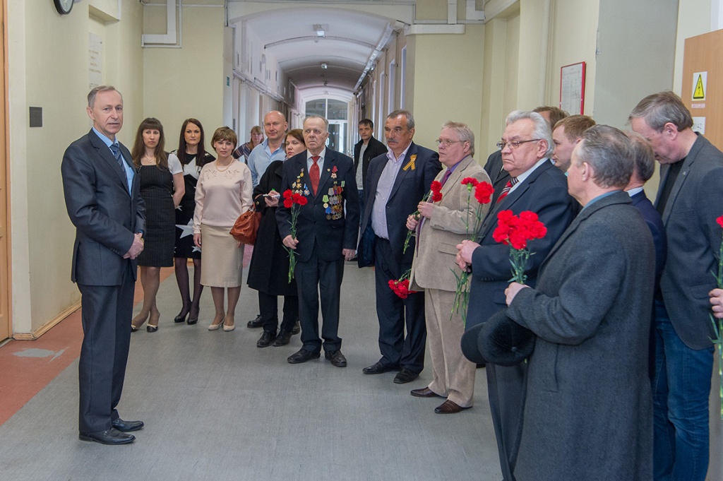 Сотрудники вуза возложили цветы к памятным доскам героев-политехников В.А. Лягина и А.Х. Артузова, расположенным в 1-м корпусе СПбПУ