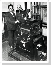А.А. Чернышев и Я.А. Рыфтин у студийного 60-строчного механического телепередатчика. 1930