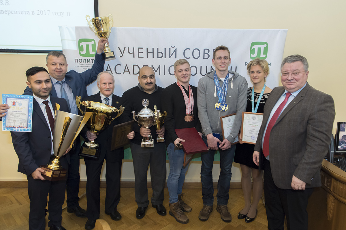За спортивные достижения награды студентам СПбПУ и их тренерам вручил директор ИФКСТ В.П. Сущенко 