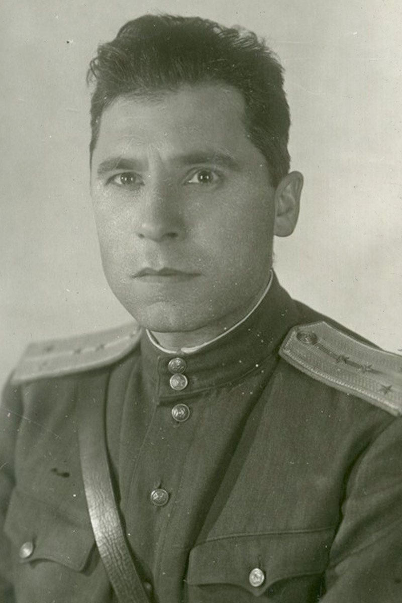 Тарас Николаевич добровольцем вступил в ряды Красной Армии 