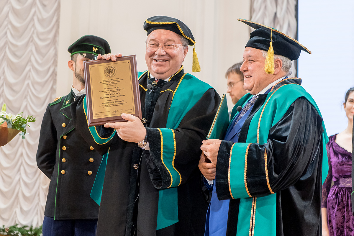 Ко многим званиям и наградам Михаила КОВАЛЬЧУКА добавилась еще одна – Почётный доктор СПбПУ 