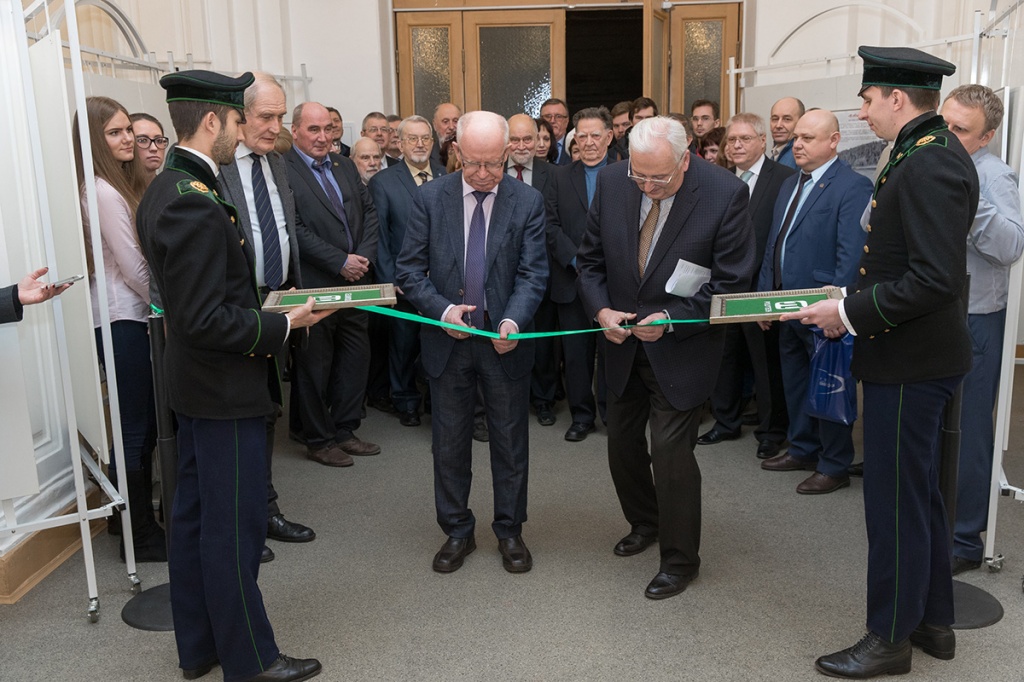 Выставку фотографий Ю.Б. Харитона открыли президент СПбПУ М.П. Федоров и почетный научный руководитель РФЯЦ-ВНИИЭФ, академик РАН Р.И. Илькаев