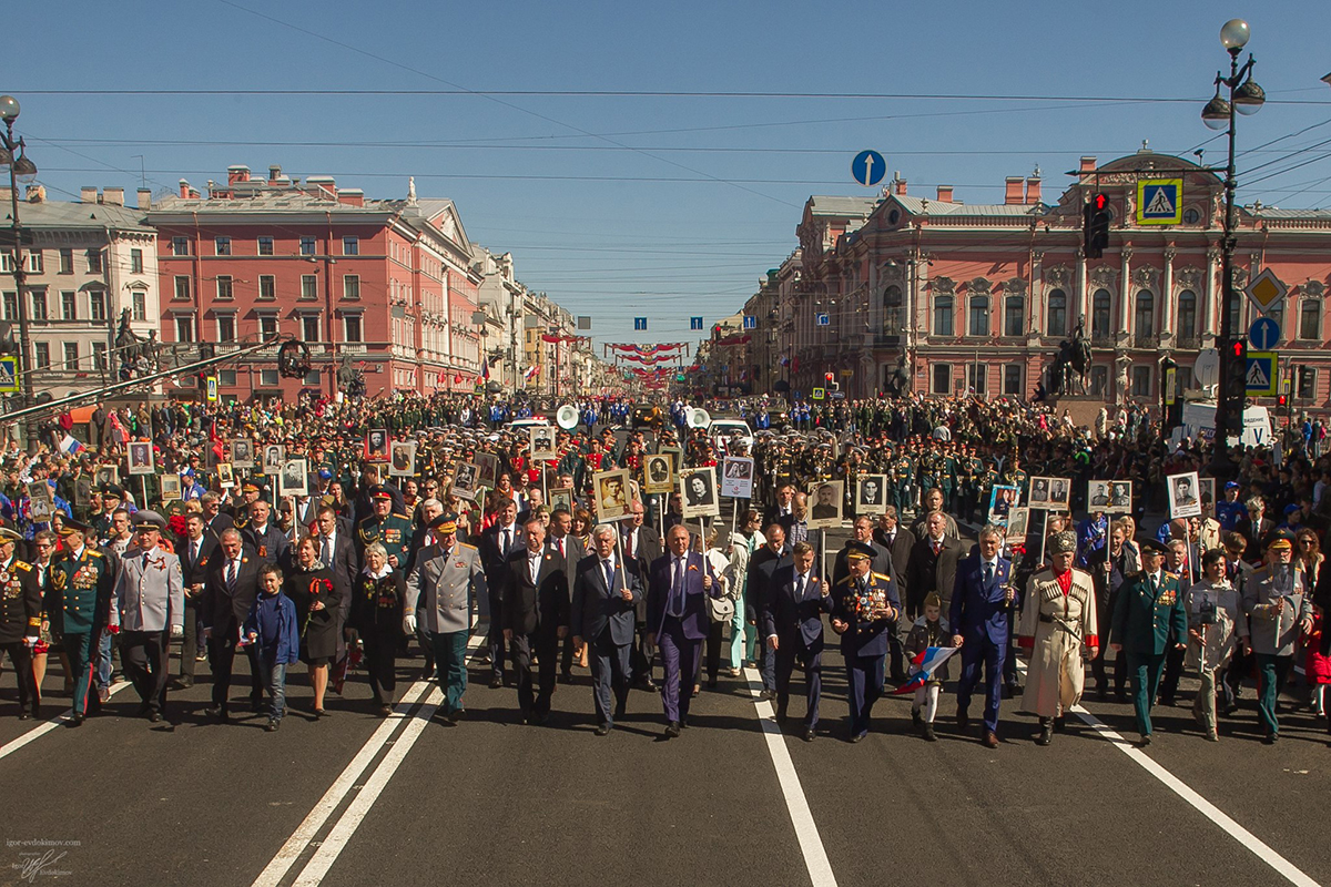Руководство города возглавило колонну Бессмертного полка. Фото – Игорь Евдокимов