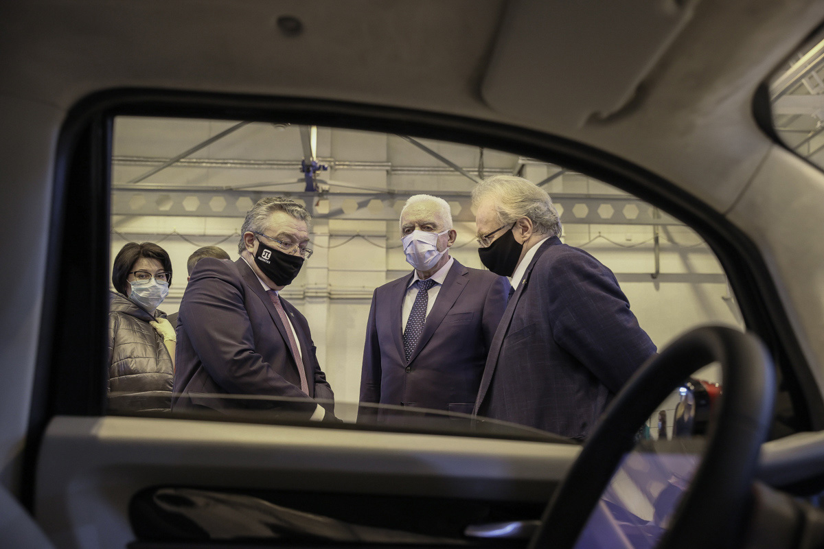 Проректор по перспективным проектам СПбПУ Алексей БОРОВКОВ и ректор Андрей РУДСКОЙ рассказали Александру ГУЦАНУ о проекте «КАМА-1» 