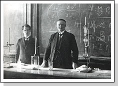 В.А. Кистяковский (1865-1952)со своим ассистентом в большой химической аудитории. 1913 