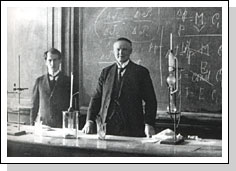 В.А. Кистяковский (1865-1952)со своим ассистентом в большой химической аудитории. 1913 В.А. Кистяковский (1865-1952)со своим ассистентом в большой химической аудитории. 1913