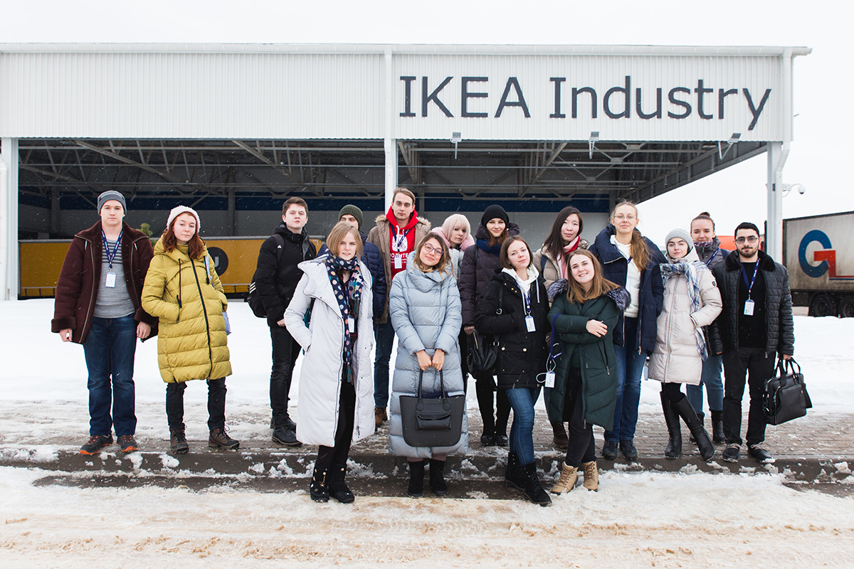 Для участников школы была организована экскурсия на завод IKEA Industry Novgorod 