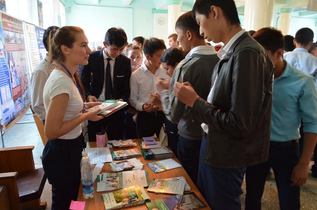 Более 2000 школьников из Бишкека посетили выставку